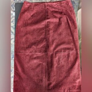 ColdWater Creek Suede Skirt Medium
Size Petite Maroon/Deep Red Zip Back